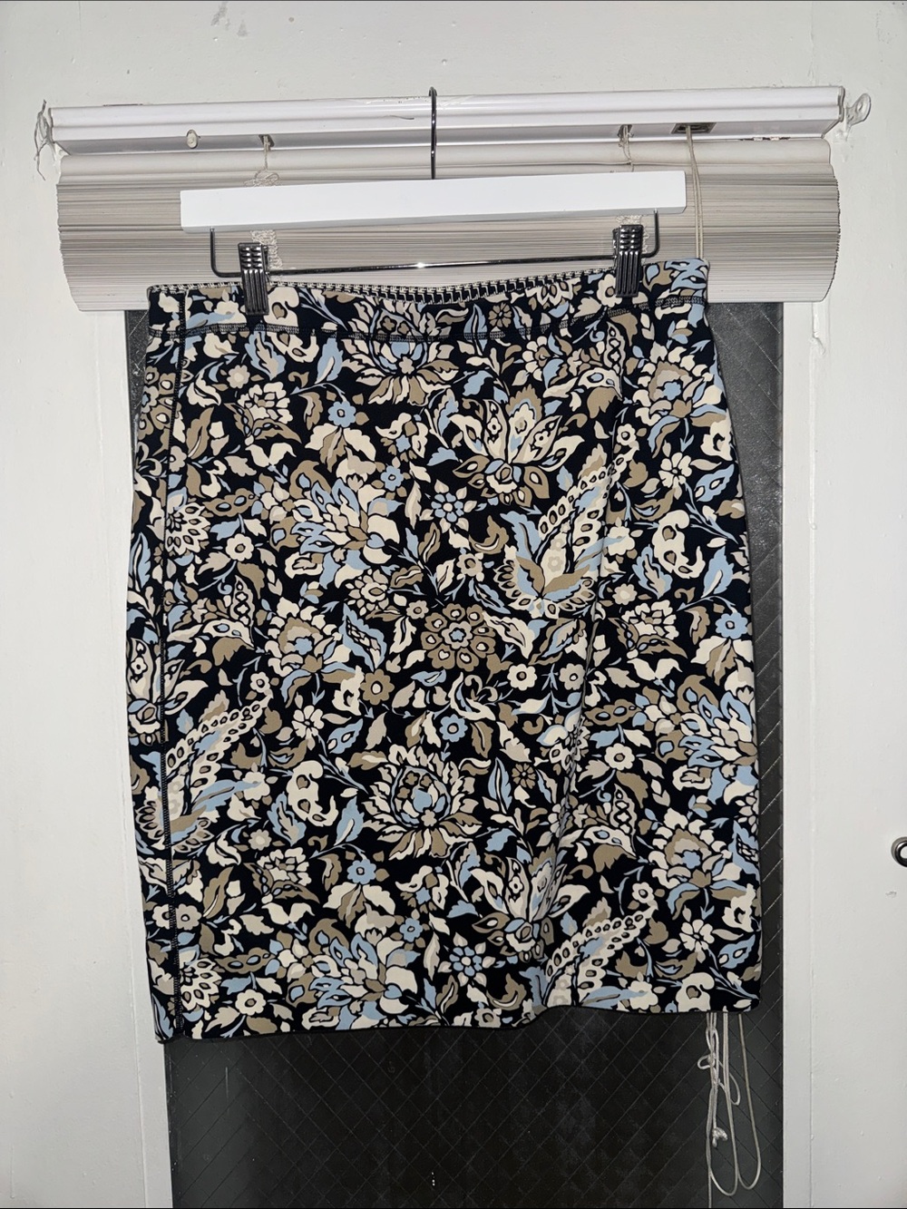 J McLaughlin Neoprene Print Women's Skirt in Black, Beige & Light Blue Medium